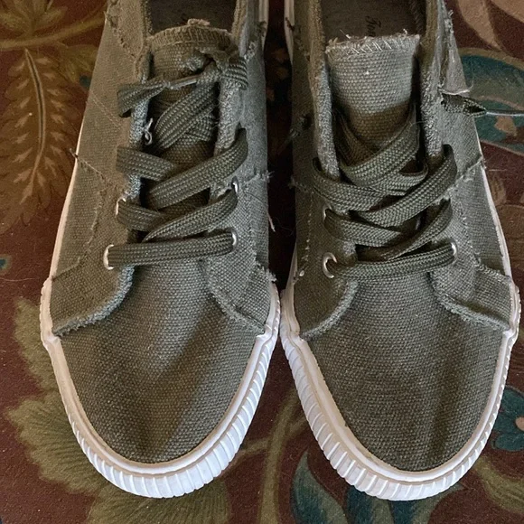 Tommy Bahama Distressed Sneakers - Picture 10 of 16